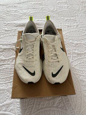 Men's Nike Invincible 3 size 9.5 White/Green/Volt